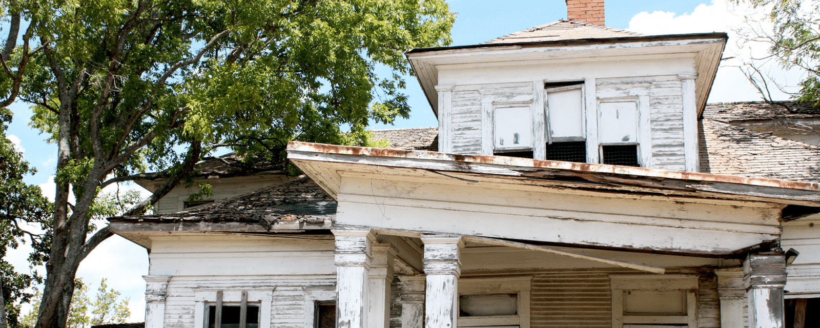 Image of a house built around the 1970s and is falling apart, is likely to be exposing the residents to asbestos.