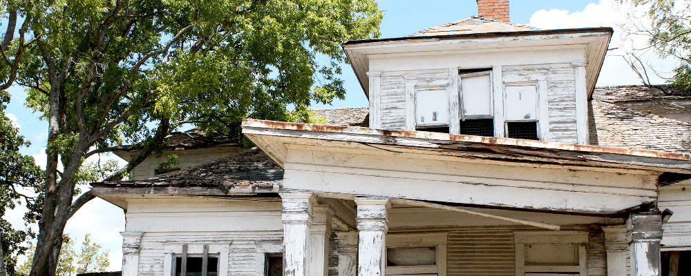 Image of a house built around the 1970s and is falling apart, is likely to be exposing the residents to asbestos.
