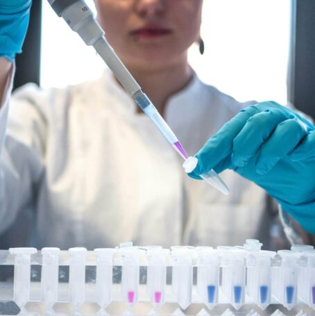 Researcher studying mesothelioma oral medication.
