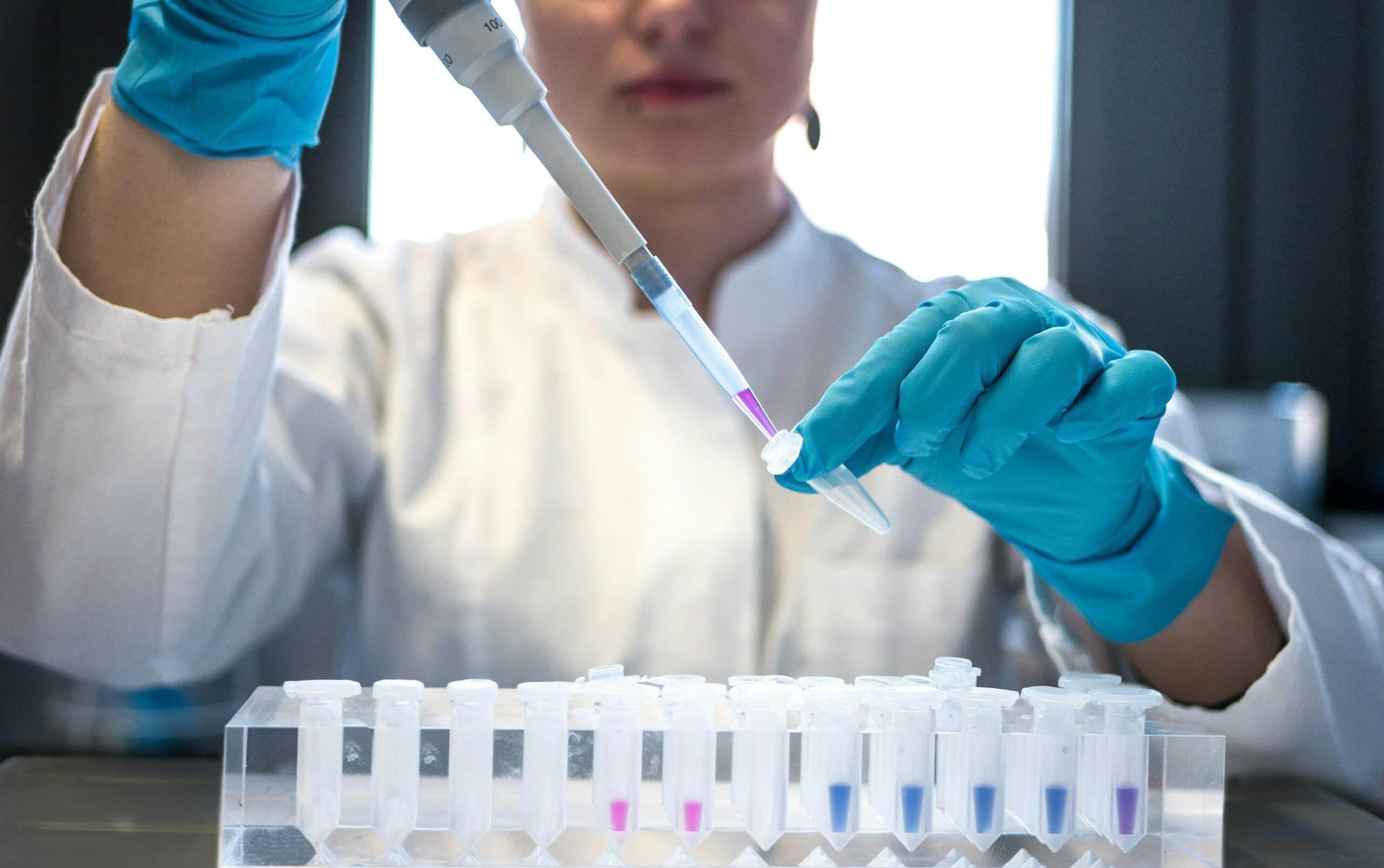 Researcher studying mesothelioma oral medication.