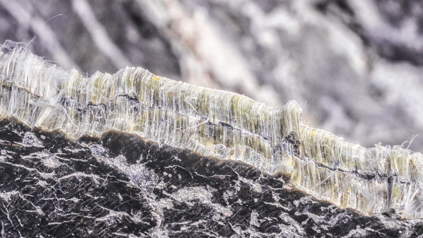 Microscopic photograph of chrysotile asbestos which can lead to chrysotile asbestos poisoning.